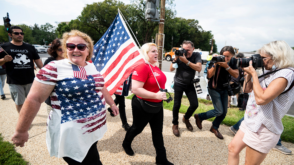 justice for j6 rally attendees carrying American flags
