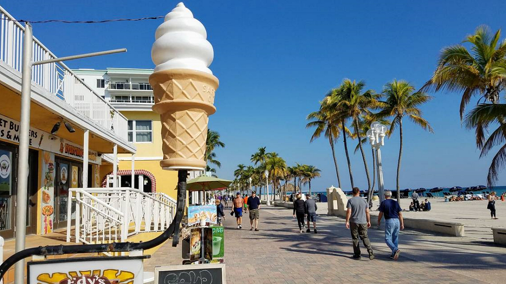 Live beach cam Hollywood Beach FL boardwalk and shops. Image credit, Miami Herald.